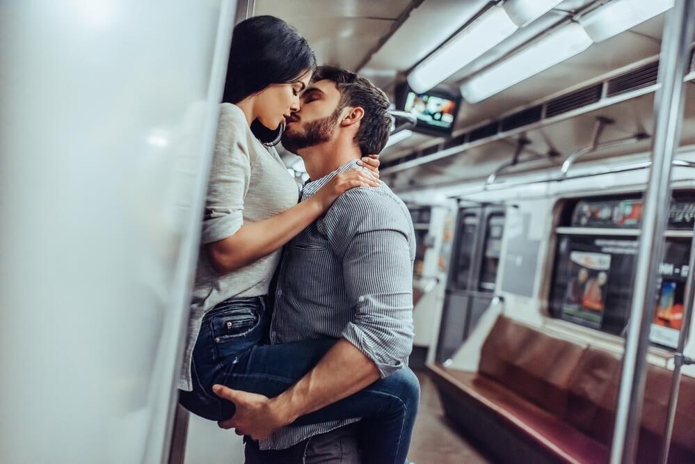 Девушка имела парный секс с красивым незнакомцем которого она встретила в поезде