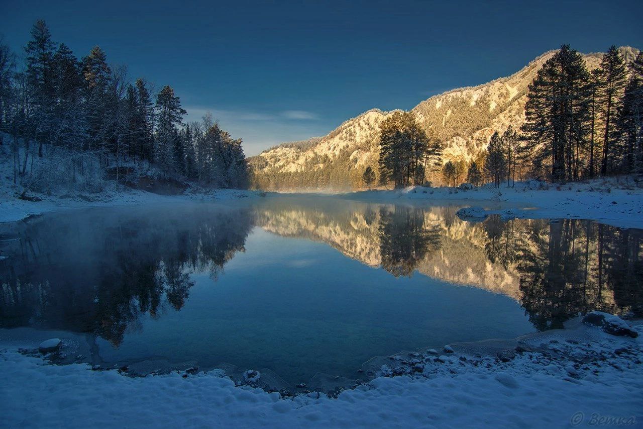 Сибирские горы зимой голубое озеро