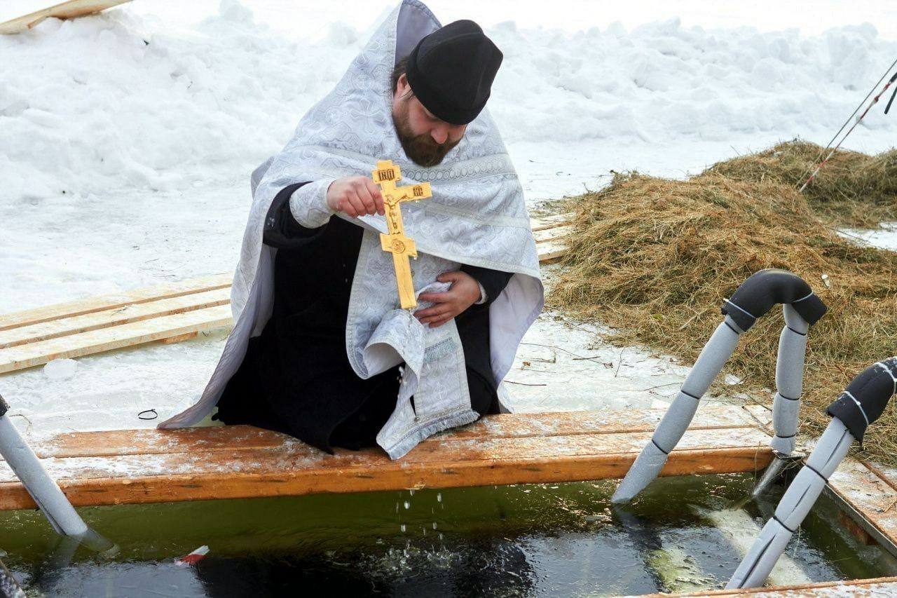 Когда освящают воду в крещенский сочельник. Купель на крещение. Окунание в прорубь на крещение. Освящение воды. Освящение воды на крещение.