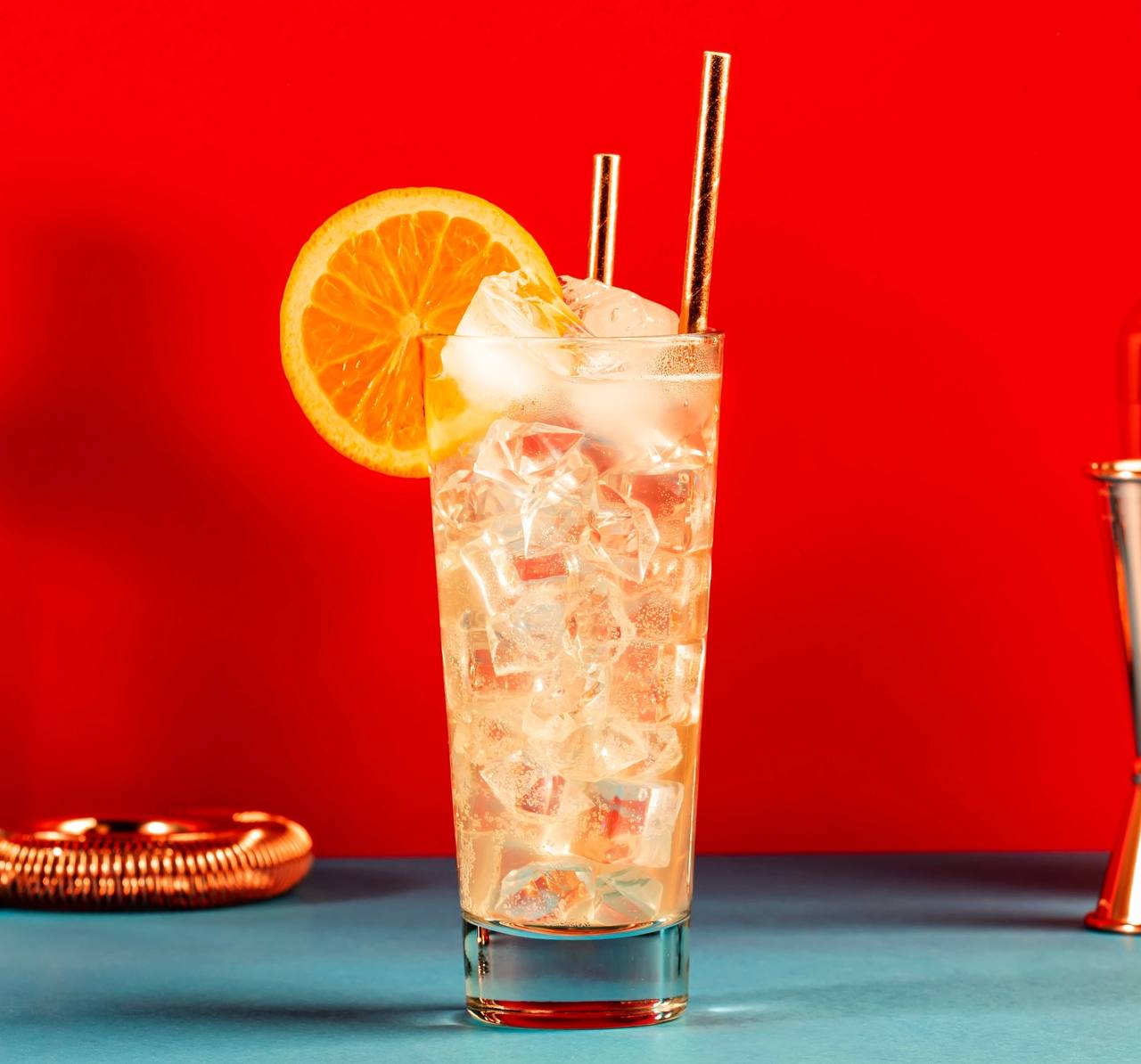 Коктейль вик. Трипл сек коктейли. Whiskey sour коктейль. Газированные напитки в стакане. Красивые коктейли.