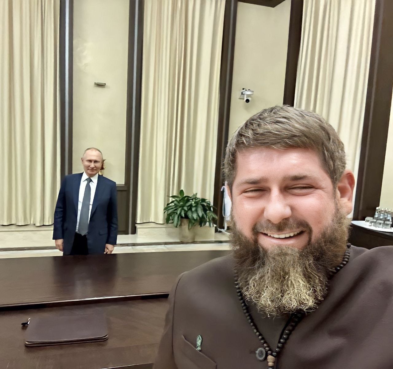 Читатели подсказывают, что за спиной  Кадырова , скорее всего, рециркулятор- облучатель для обеззараживания воздуха