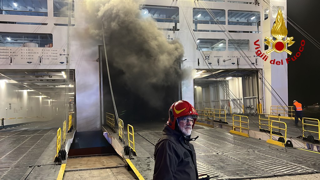 Пожар стоковое фото. Катастрофы природного характера. Лагерь витязево пожар. Сабик сарга лес пожар. Землетрясение цунами пожары.