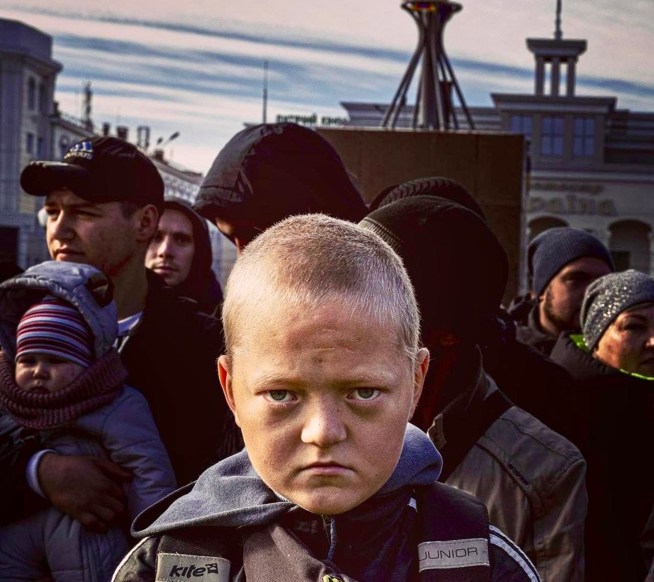 Фото детей украины. Украинский мальчик. Дети в городе.