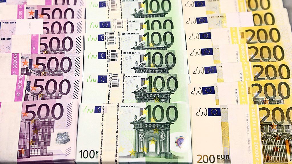 Купюры евро и доллара. 500 Евро.