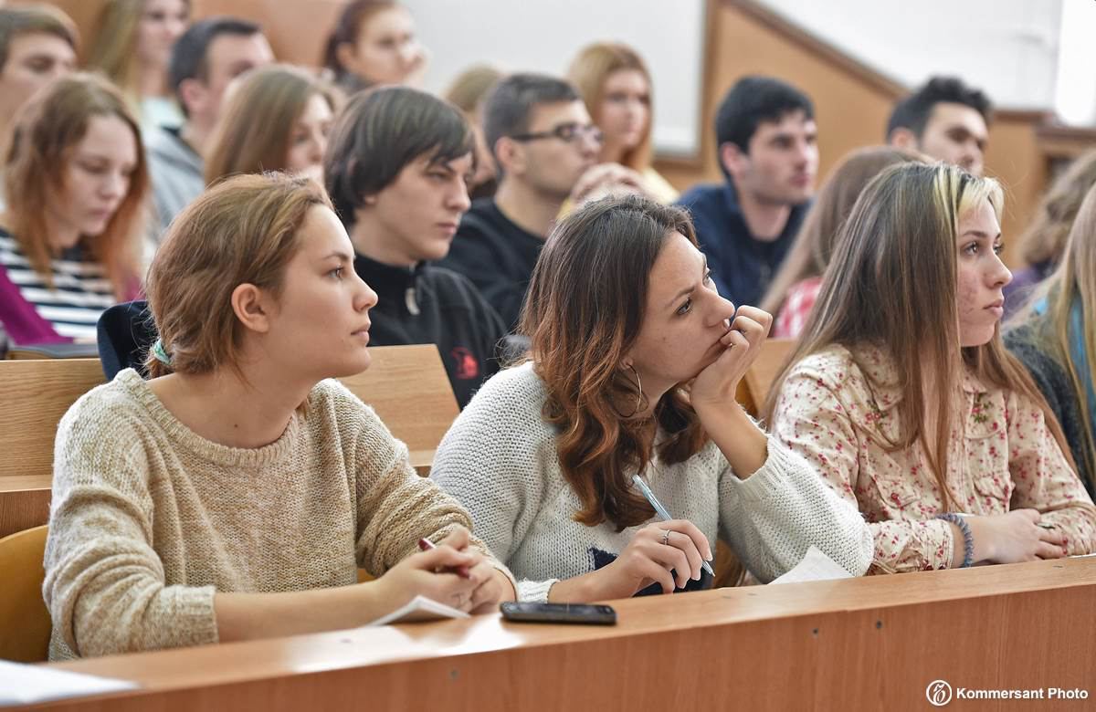 Слушать лекции по истории. Студенты в аудитории. Студенты на лекции. Студенты в аудиториях вуза. Девушка в аудитории.