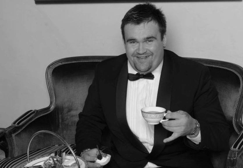 Майкл кэрролл. Уборщик мэтью. Бен аффлек и джастин тимберлейк ва-банк. Майкл кэрролл миллионер. Мусорщик миллионер.