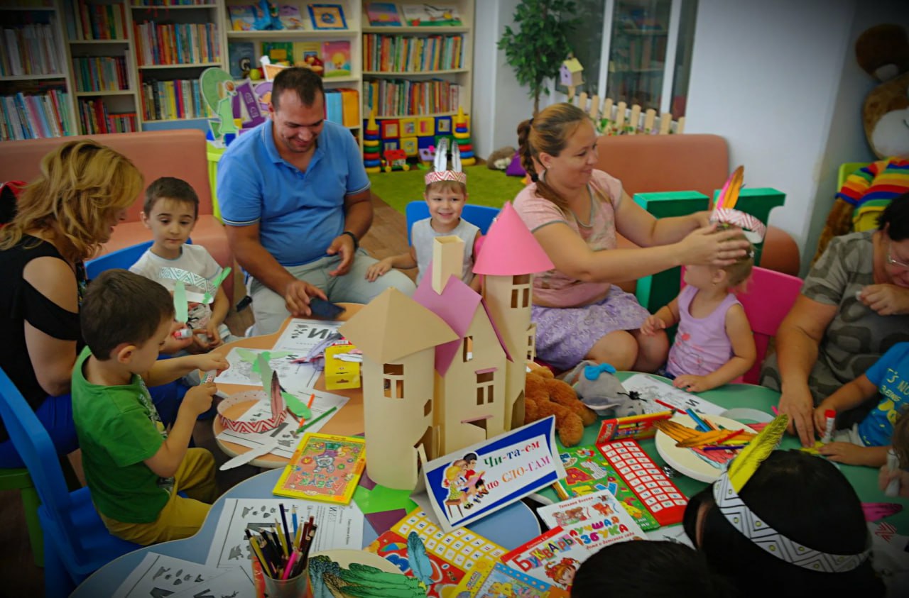 Сценарий читаем всей семьей в библиотеке. Дети в библиотеке. Совместное мероприятие с детьми в детском саду. Чтение в детском саду. Дети с родителями в библиотеке.