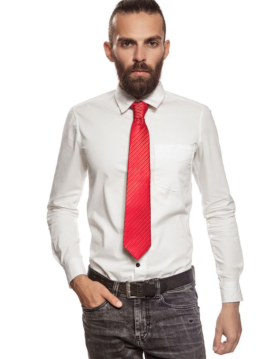 Белая рубашка с красным галстуком
