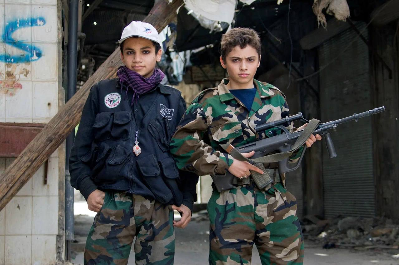 Как живут семьи террористов. Сирийские дети с автоматом.