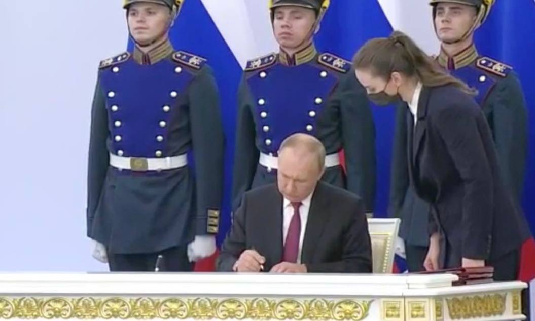 Путин подписывает документы о принятии новых регионов в состав РФ