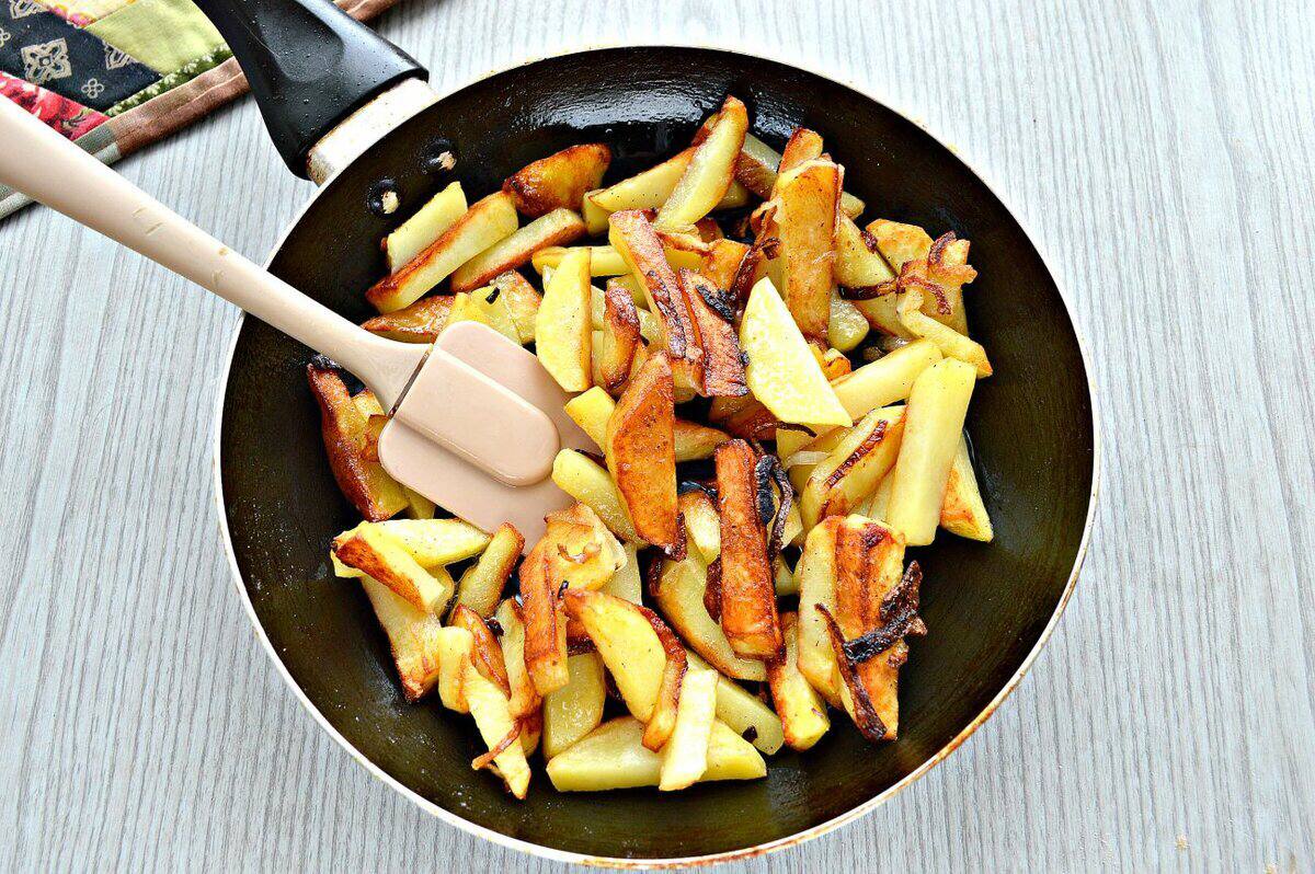 Как подарить картошку. Жареная картошка. Картошка на сковородке. Жареная картошка на сковородке. Картофель жареный на сковороде.