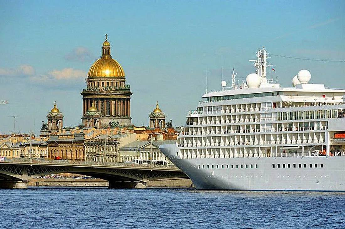 Туризм санкт. Круизный лайнер в Санкт-Петербурге. Круизный лайнер в Питере. Морские круизные лайнеры в Санкт Петербурге. Круизный лайнер на Васильевском острове.