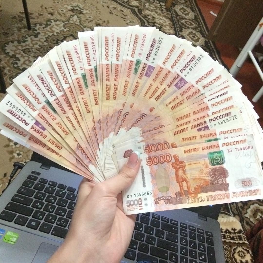 5000 рублей девушка. Деньги в руках. Купюры веером в руке. Много денег. Много рублей.