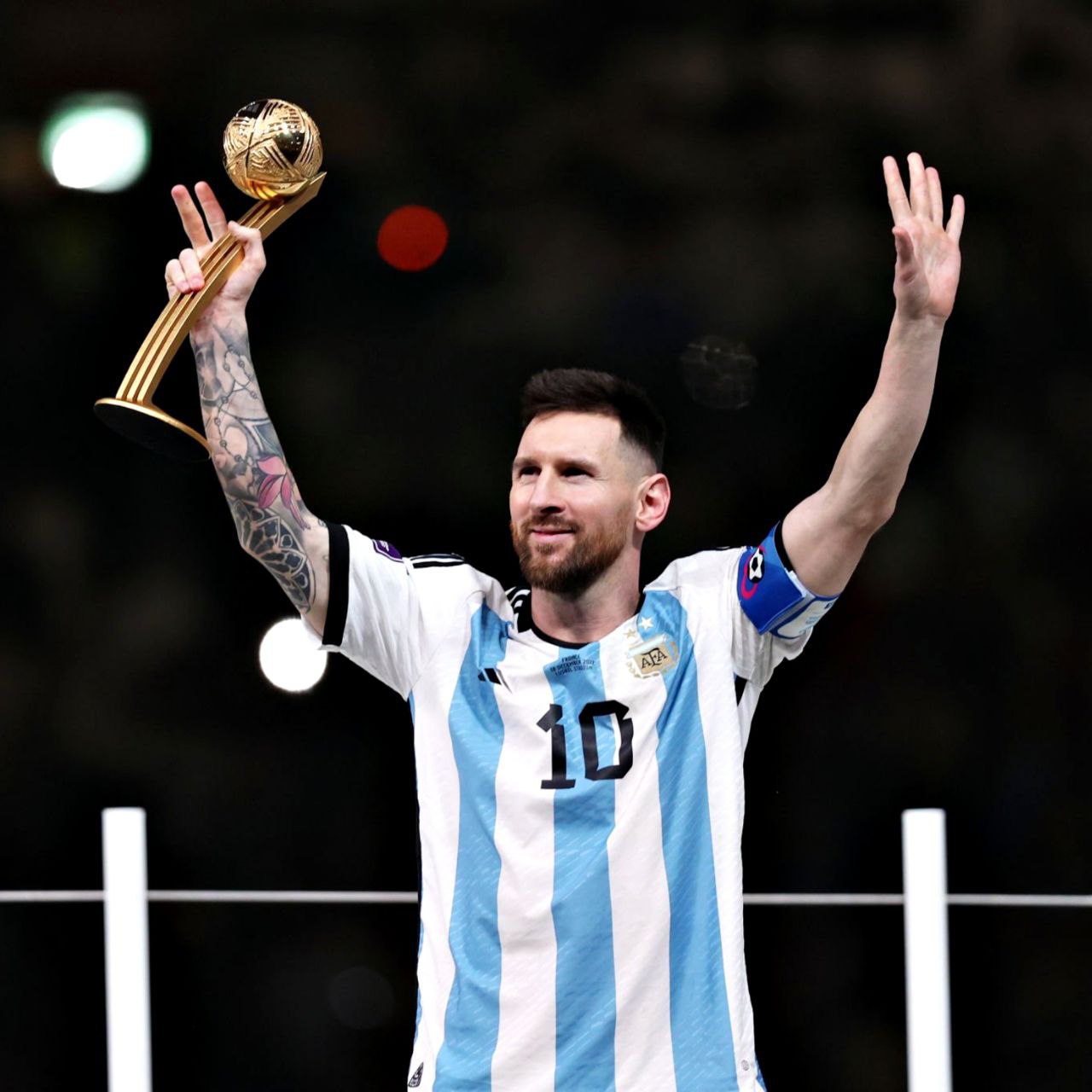 Вторая жизнь лучшего игрока 12. Вторая жизнь лучшего игрока 12. Лионель месси с кубком лиги чемпионов. Награда лучший футболист европы. Лионель месси 2022.