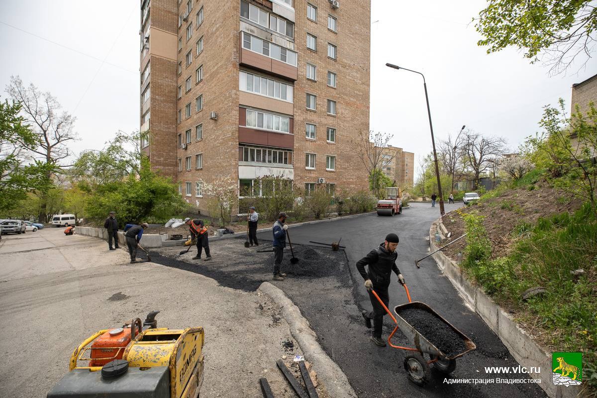 Ремонт владивосток. Владивосток дворы. Двор дома в городе. Во дворе. Дворик в многоквартирном доме.