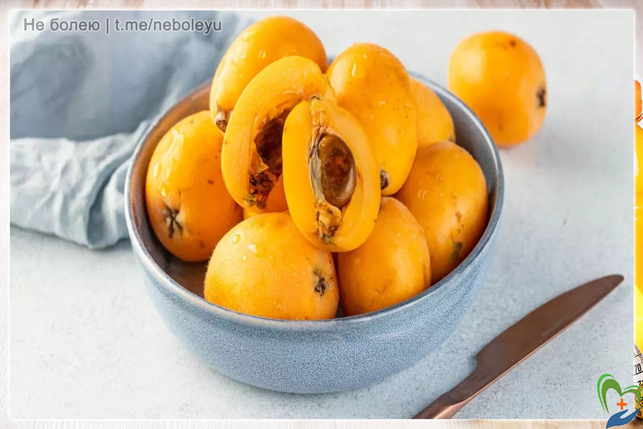 Оранжевый фрукт мушмула