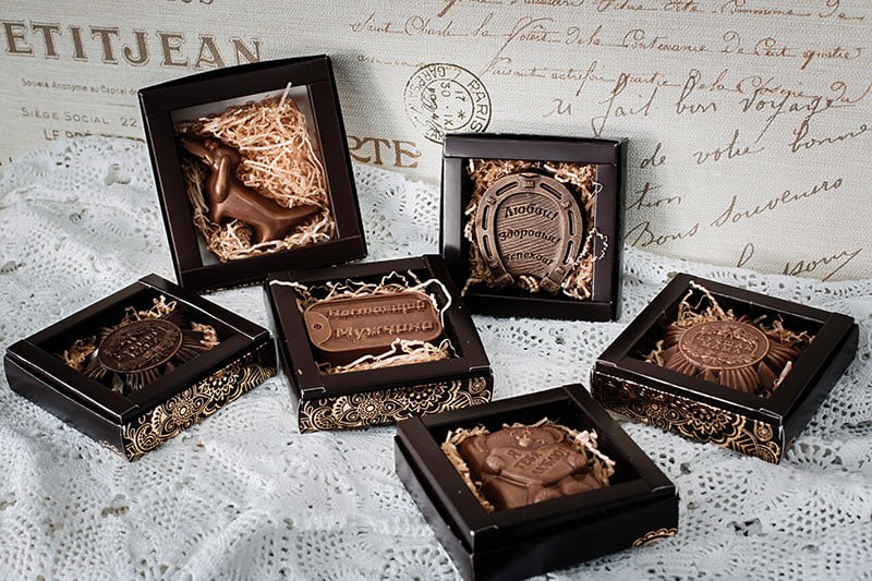 Шоколад купить барнаул. Набор ручного шоколада. Фантазийные плитки из шоколада. Подарочная плитка шоколада. Шоколадные сувениры.