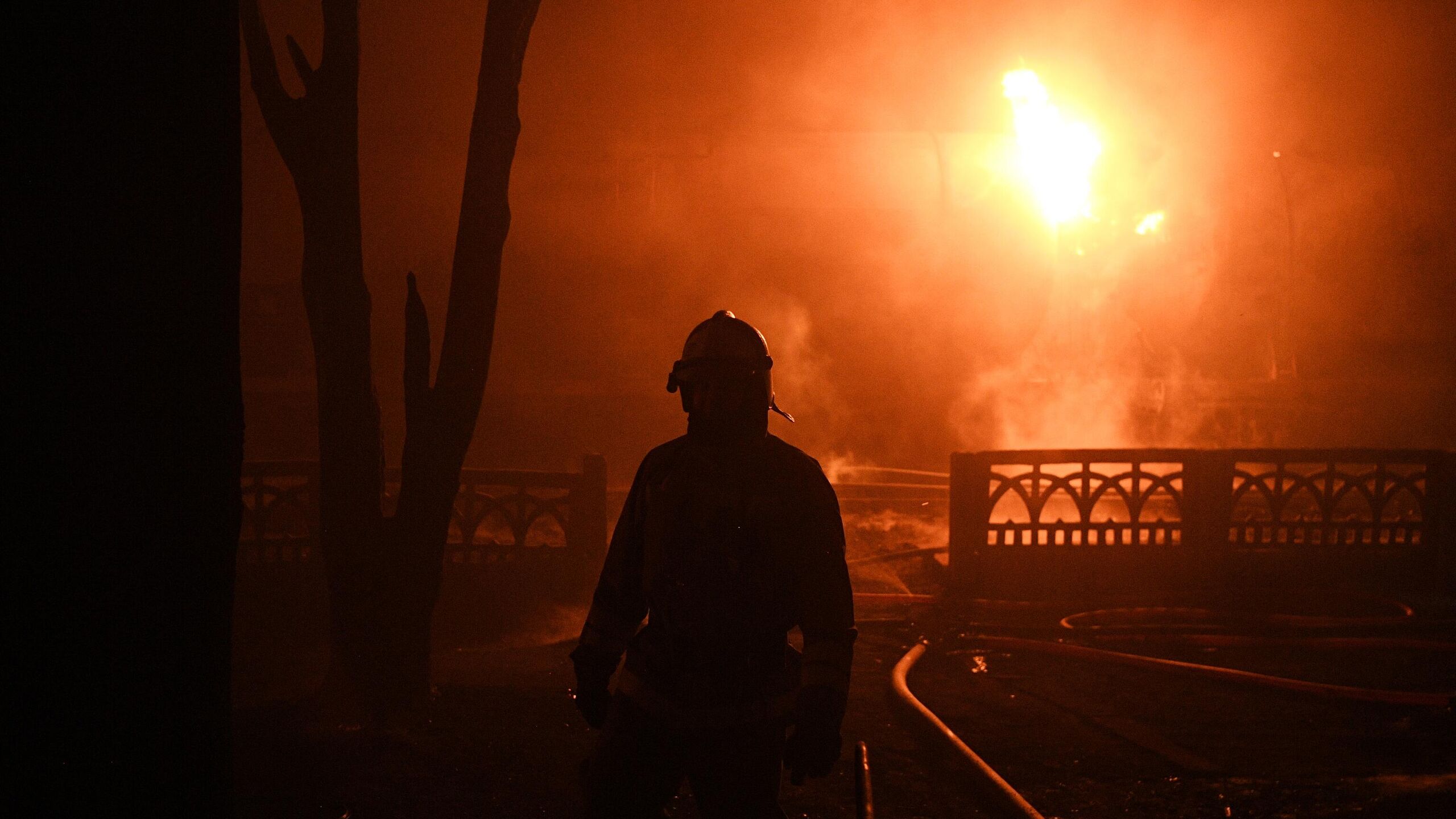 Удар по энгельсу сегодня. Пожар на газопроводе. Взрывы в Киеве. Загруженный вокзал горит. Пожар в ДНР.