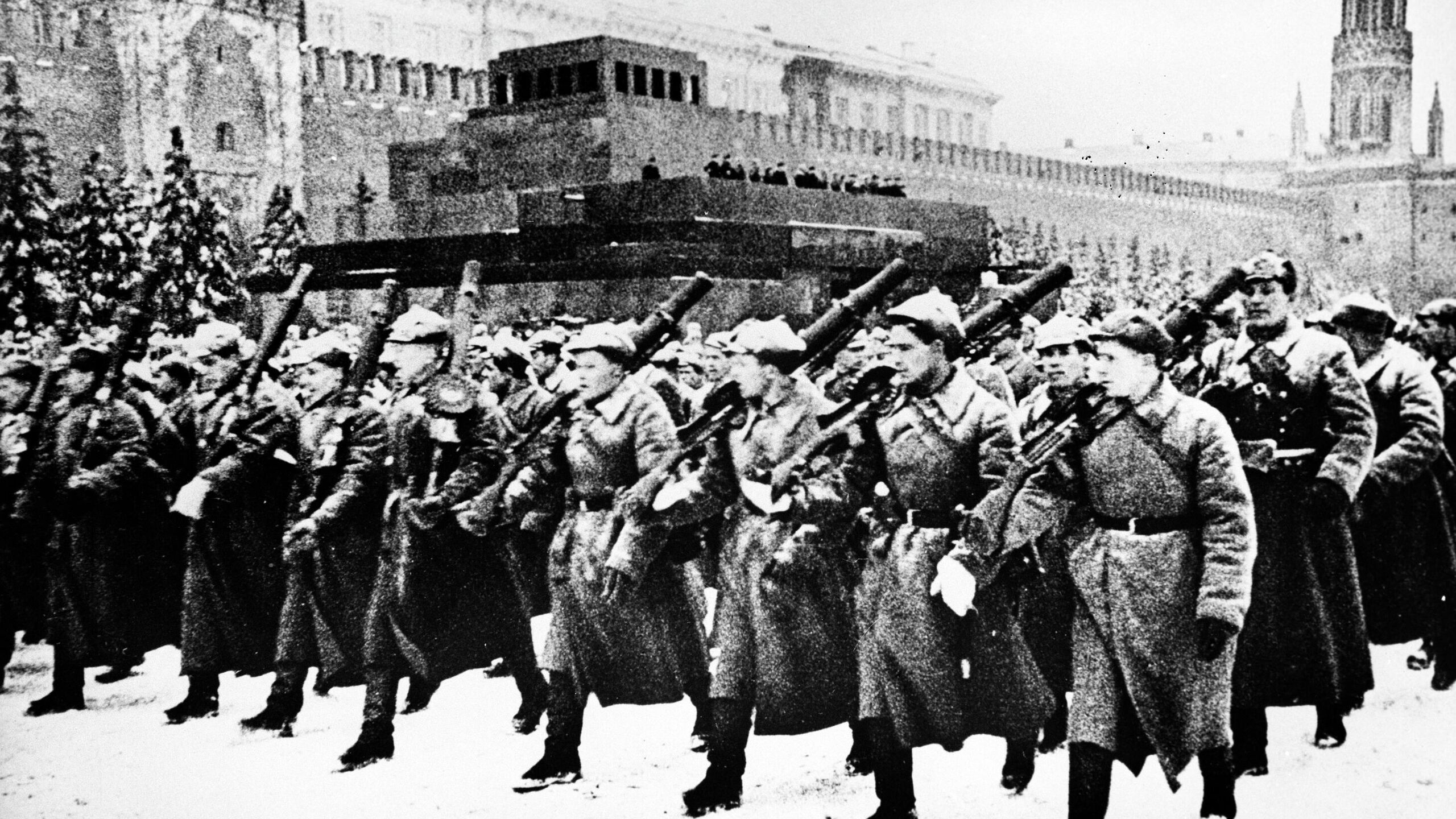 Где проходил парад в ноябре 1941. Парад 7 ноября 1941. Военный парад 7 ноября 1941 года в Москве на красной площади. Парад войск на красной площади 1941. Военный парад на красной площади 7 ноября 1941 г.