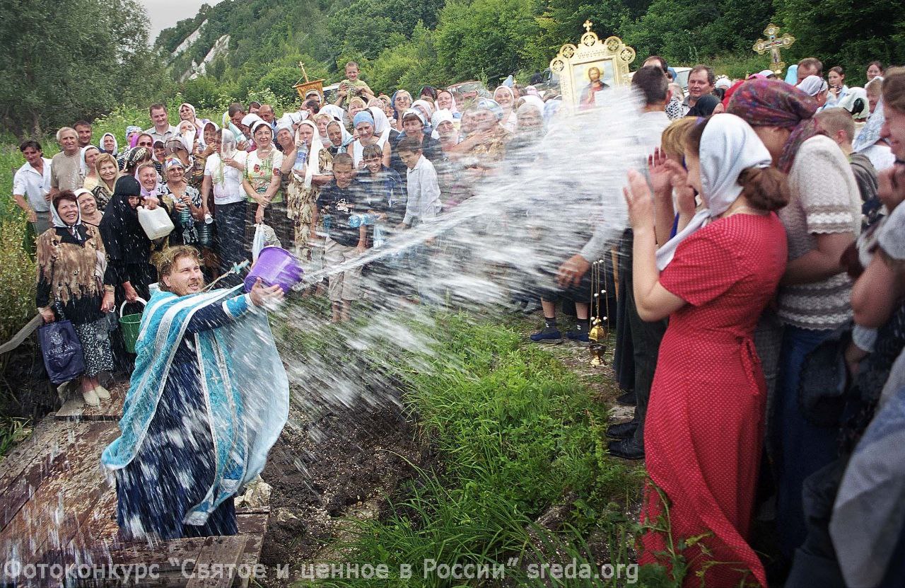 Вылили святую воду. Окропление Святой водой. Священник Святая вода. Батюшка кропит водой. Окропление Святой водой в храме.