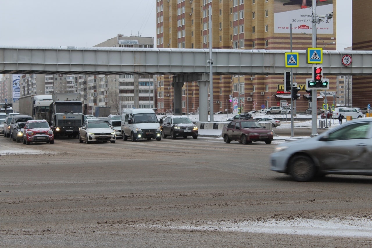 Перекресток тюмень. Перекресток со светофором. Перекресток дорога. Заторы на дорогах Тюмени. Дорожное движение перекресток.