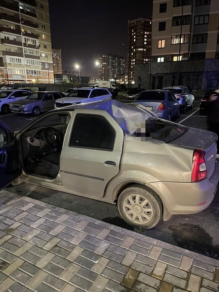 Девочка выпала из окна москва. Иркутск мужик на балконе. Сводные брат и сестра прыгнули с 24 этажа. Брат и сестра спрыгнули с многоэтажки в киеве. Девочка выбросила собаку с 20 этажа.