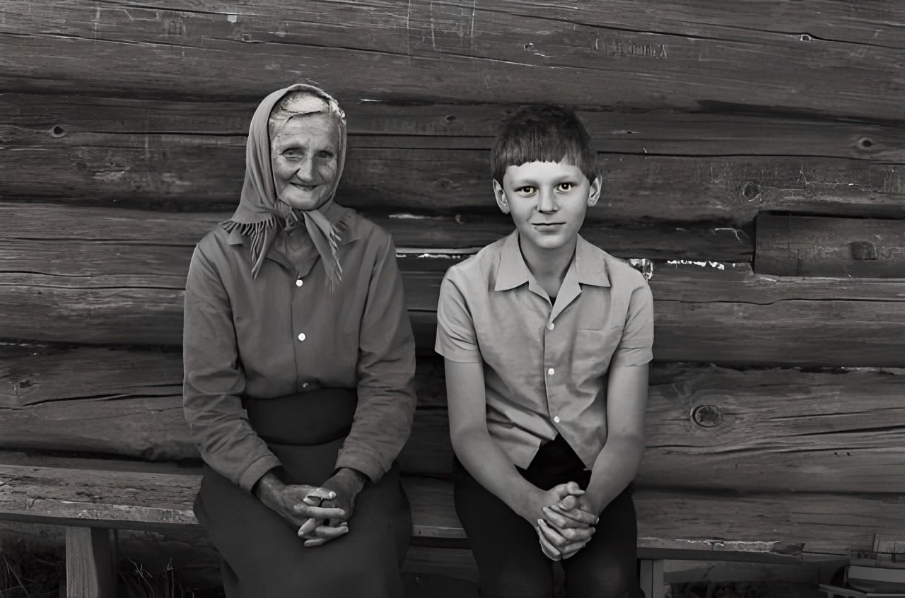 Мои бабушка и дедушка живут на окраине. Деревенская бабушка. Деревенские люди. Бабушка с внуком СССР.