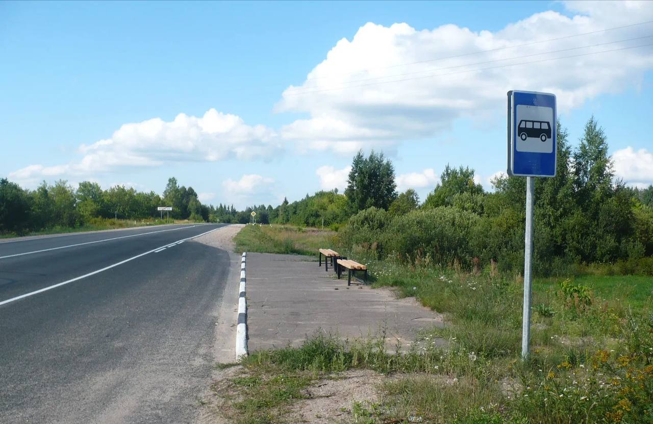 Автобус можайск тесово. Автобусная остановка в деревне. Автобусная остановка в поле. Автобус на остановке в селе. Автобусная остановка в степи.