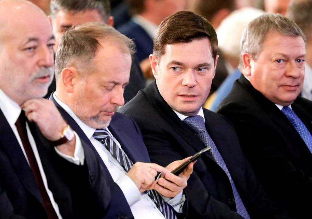 Усманов и абрамович. Усманов и абрамович. Госслужащий и деньги. Российский олигарх в англии. Российские миллиардеры в англии.