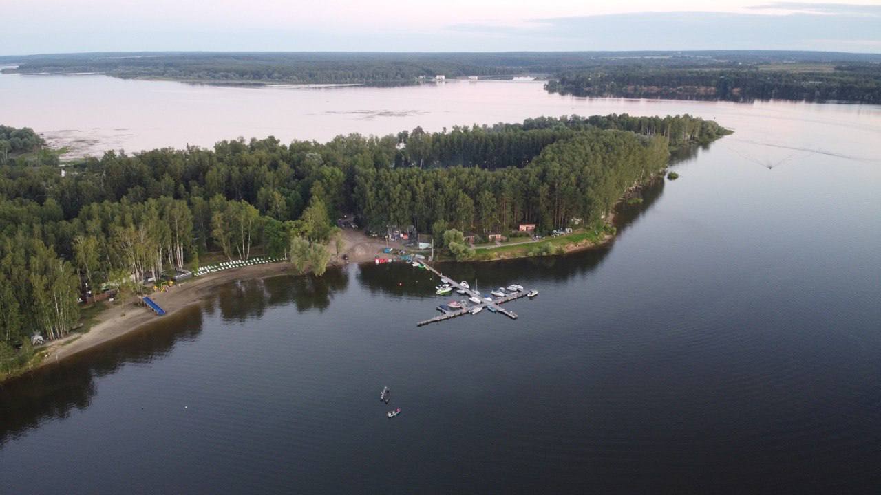 Можайск водохранилище базы. Можайское водохранилище Красновидово. Парк отель Красновидово. Красновидово парк отель Можайск. Дом рыбака и охотника Можайск Красновидово.