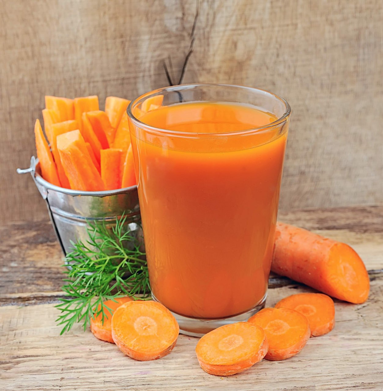 Как правильно принимать сок. Морковный Фреш. Морковный сок. Морковный сок 100 мл. Свежевыжатый сок морковь.