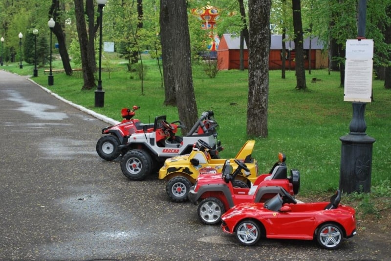 Машинки на прокат. Детские электромобили в парке. Аттракцион детские электромобили. Машинки в парке. Машинки в детском парке.