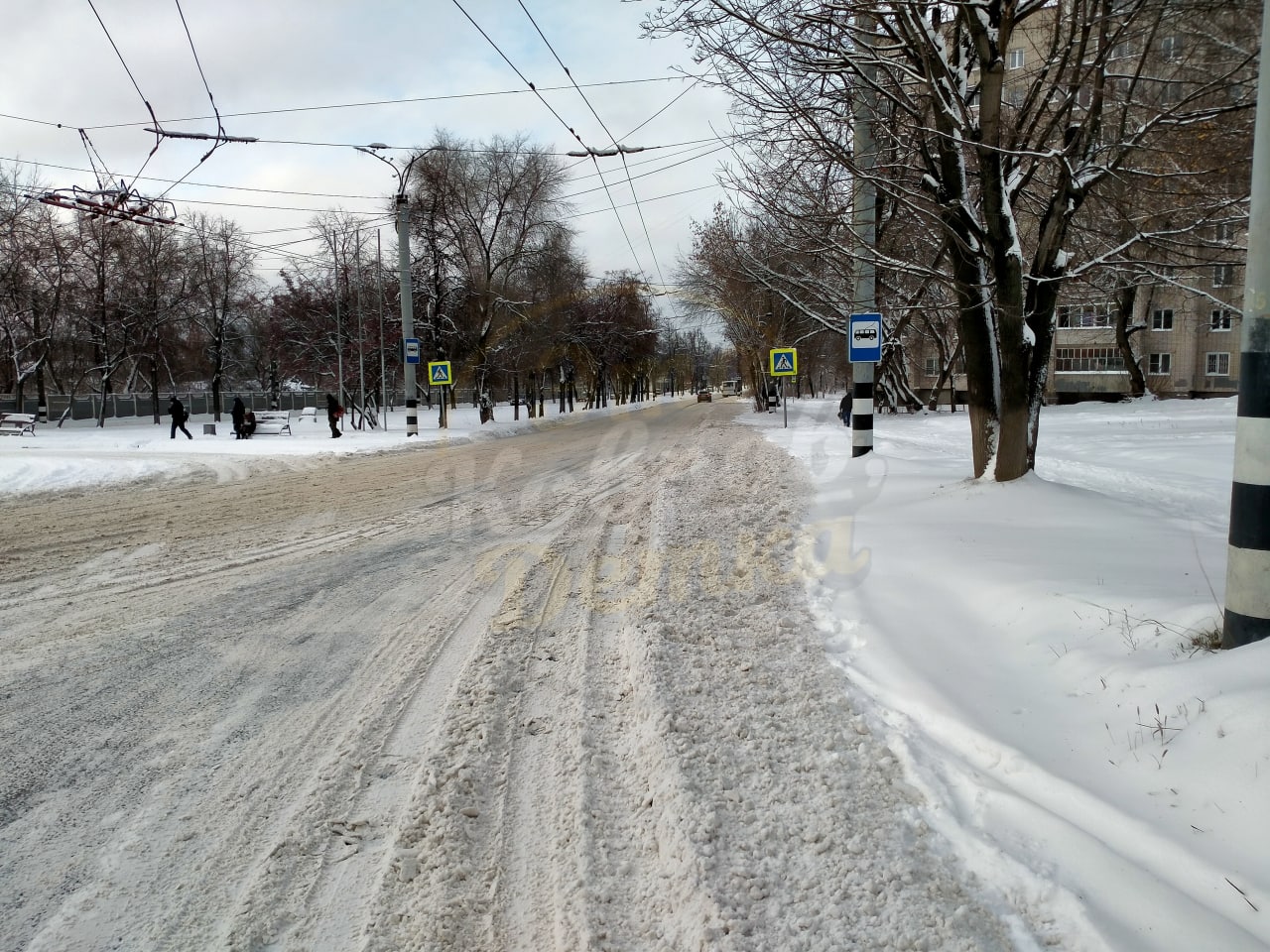 Подслушка владимира. Улица зимой. Снежная зима в городе. Зима город улица поворот. Зима улица снег.