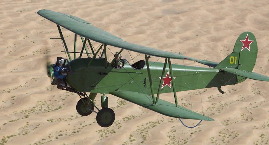 Самолет у 2 фото военных