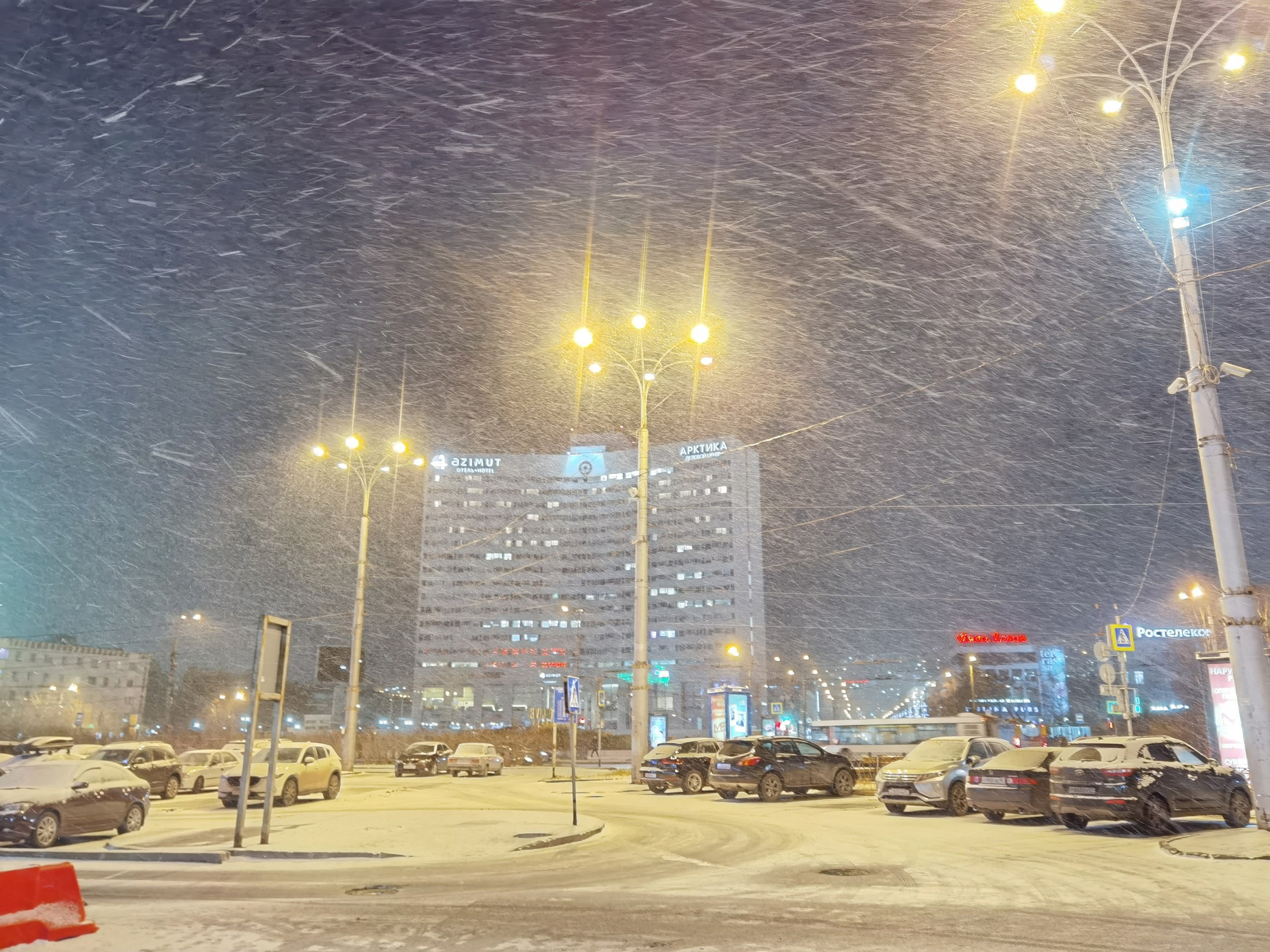 Погода мурманска на неделю на 10. Мурманск ночью. Заснеженный город ночью. Ночь в Мурманске сейчас. Мурманск климат.