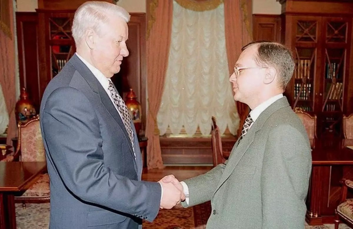 Премьер министр ельцина бывший. Ельцин и Кириенко 1998.
