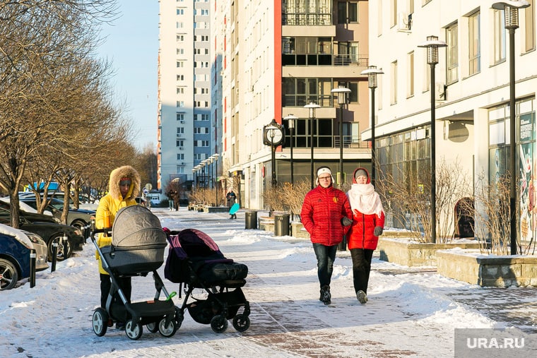 Тюмень мать. Снегопад в городе. Города России зимой. Спальные районы зимой. Снег в России.