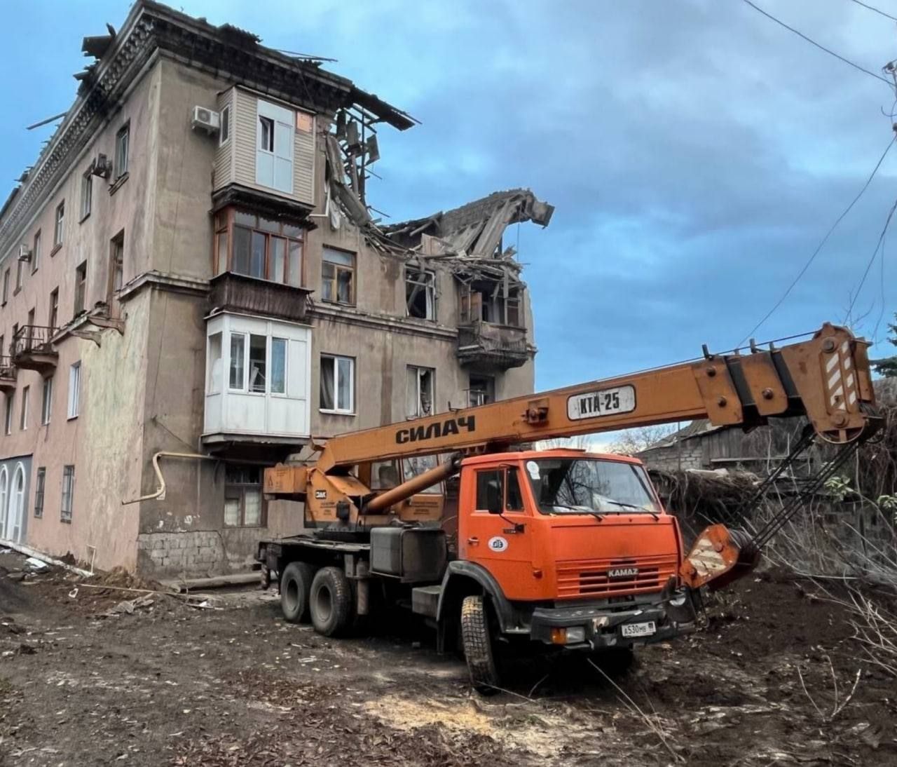 Свежие новости макеевка сегодня. Разрушенные дома. Макеевка разрушения. Донецк разрушения. Дом пятиэтажка.