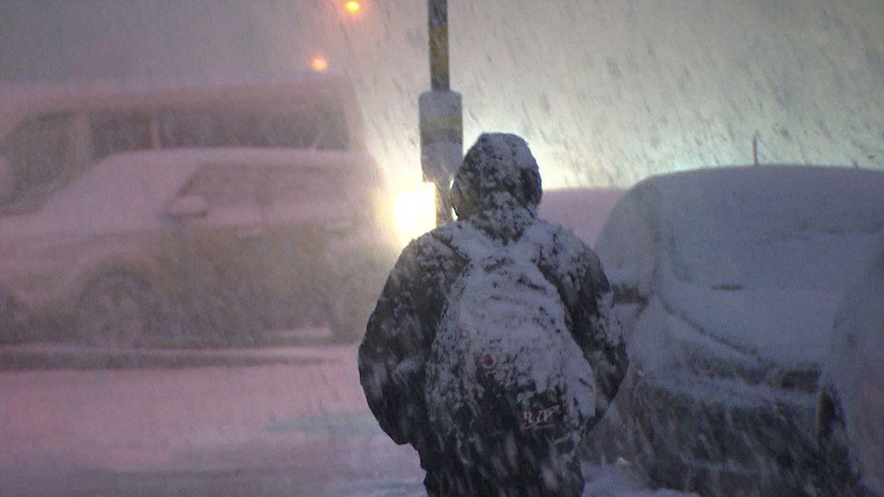 В начале февраля прошли сильные снегопады части. Сильный снегопад. Сильный снег. Сильный снегопад в Москве. Аномальный снегопад.