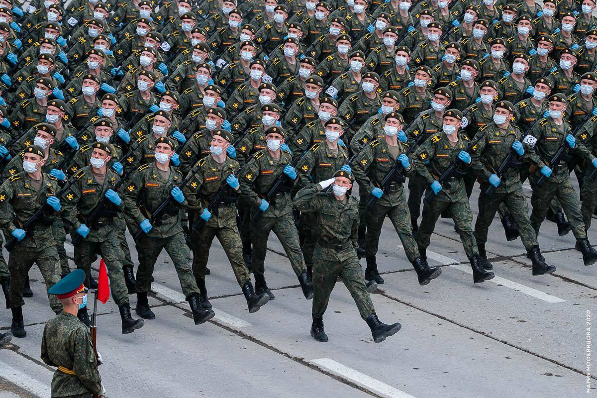 См парад. Строй солдат. Солдаты на параде. Российские военные на параде. Российские солдаты маршируют на параде.